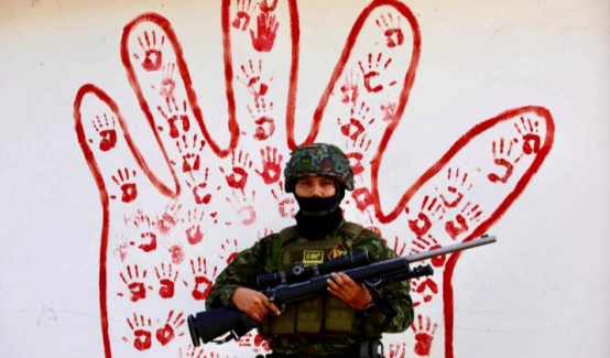 Soldado del Ejército empuña un fusil en el Catatumbo. 