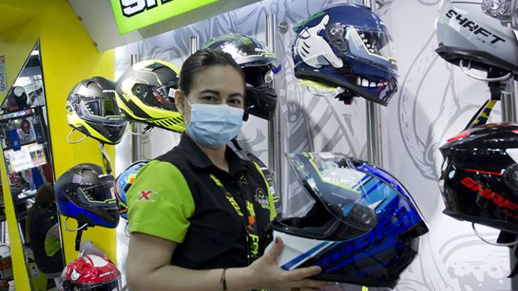 Los motociclistas deben asegurarse que el casco que usan cumpla con lo previsto en la Resolución 23385, antes de hacer la  inversión en un casco nuevo. /Fotos Luis Alfredo Estévez