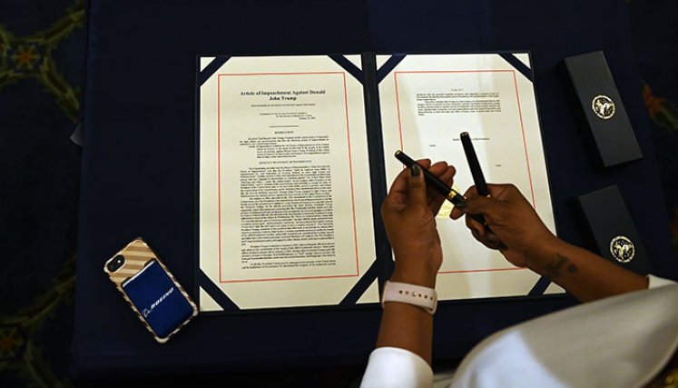  El artículo de acusación contra el presidente de los Estados Unidos, Donald Trump, se muestra durante una ceremonia de abstinencia después de que la Cámara de Representantes de los Estados Unidos votara para acusarlo en el Capitolio.  / Foto: AFP