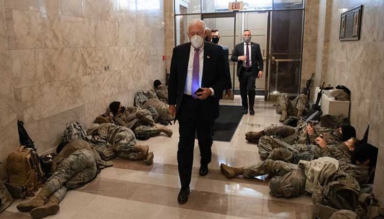 Efectivos militares y agentes especiales están desplegados por el Capitolio Nacional y otros monumentos, a pocos días de la posesión del presidente Joe Biden. Foto Afp.