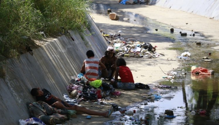 Los habitantes de la calle han hecho del Canal Bogotá su casa. Es un problema que se presenta desde hace muchos años. 