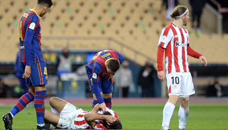 Lionel Messi golpeó a un rival en la final de la Supercopa de España./ Foto: AFP