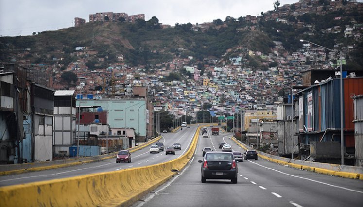 Hasta 500 dólares puede ganar un uniformado por una carrera de San Cristóbal hasta Caracas, 60 veces el sueldo que gana como militar./ Foto: AFP 