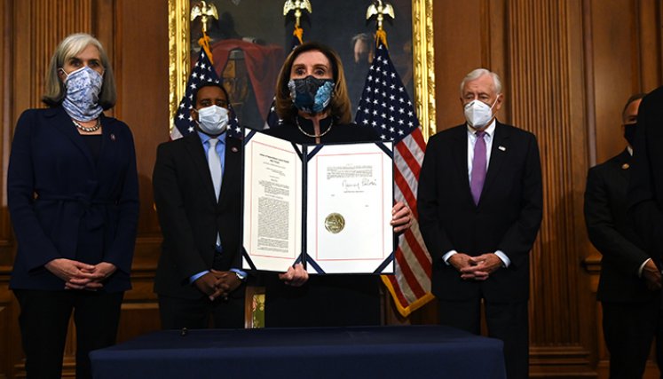La líder demócrata en la Cámara, Nancy Pelosi, en el centro con la nueva imputación a Trump, cuyo final de gobierno coincidirá con el segundo juicio político en su contra. / Foto: AFP