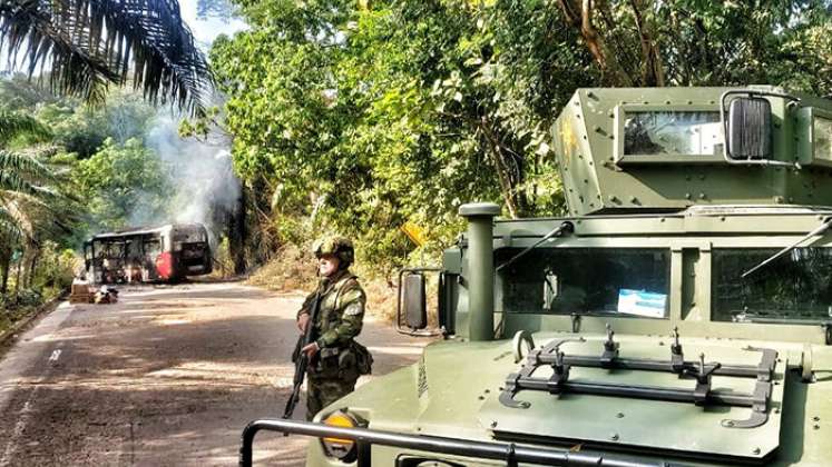 e registra la quema de un bus en la vía El Zulia - Tibú, sector Agualasal.   Foto: Cortesía