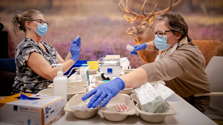 Los empleados preparan las vacunas COVID-19 en el centro de atención Het Westerhonk en Holanda. Foto: AFP