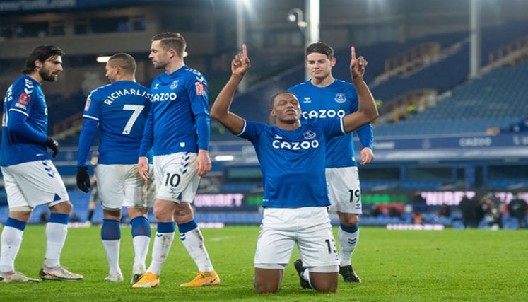 Yerry Mina celebra un gol asistido por James Rodríguez. /Everton/Twitter