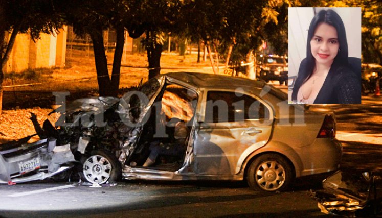 El cadáver de Giselle Vanesa Nieto quedó atrapado en medio de las retorcidas latas del carro que conducía. / Foto: Cristian Herrera