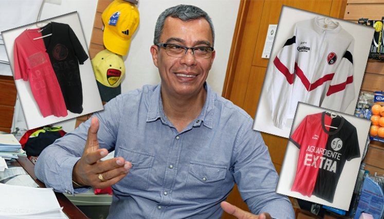 Andrés Ramírez, coleccionista de camisas del Cúcuta Deportivo. / Foto: Archivo
