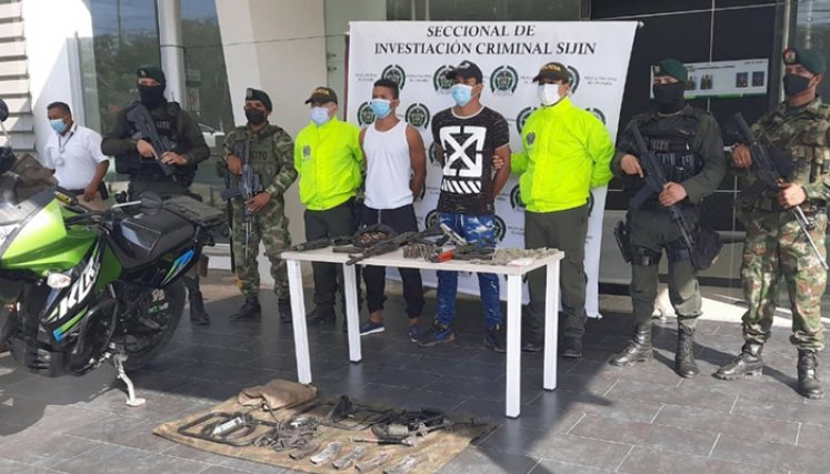 La Sijín y el Ejército capturaron a los dos hombres con armas y droga. / Foto: Cortesía.  