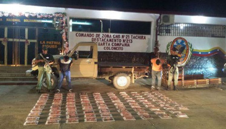 Los dos hombres capturados fueron presentados por la GNB. (Foto: Cortesía)