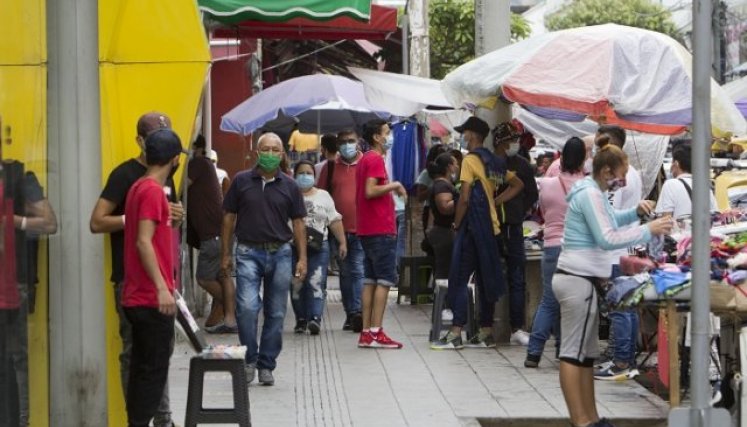 Los vendedores informales han solicitado ayudas alimenticias. (Foto: Luis Alfredo Estévez)