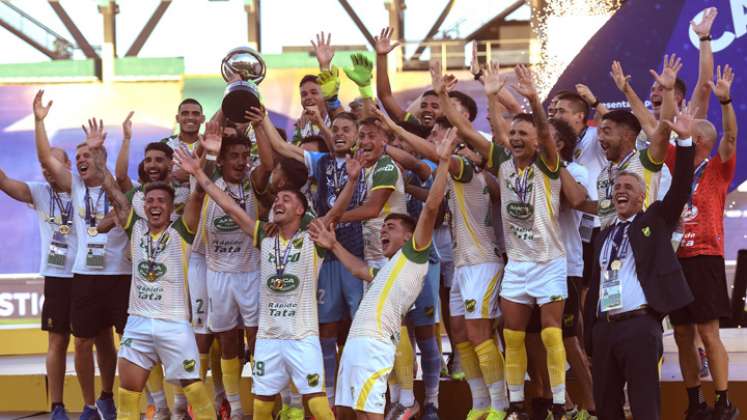 El equipo dirigido por Hernán Crespo goleó 3-0 a Lanús. / Foto: AFP