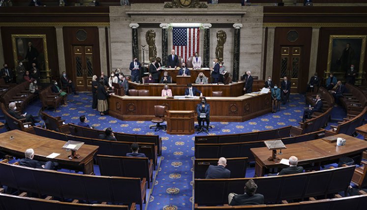 El vicepresidente Mike Pence y la presidenta de la Cámara de Representantes, Nancy Pelosi, demócrata de California, de pie después de leer la certificación final de los votos del Colegio Electoral emitidos en las elecciones presidenciales de noviembre durante una sesión conjunta del Congreso.