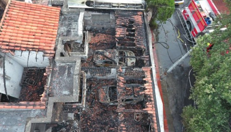 Las primeras hipótesis indican que el incendio inició en el porche de una vivienda y se extendió a las casas de los dos lados, bloqueando la salida por las puertas principales. (Foto: Juan Pablo Cohen)