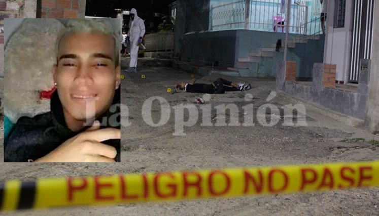 Junto a la cancha del barrio Loma de Bolívar, fue asesinado Iván Alexander Marín Betancurt.