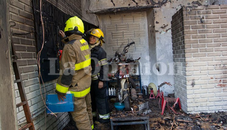 La motocicleta quedó totalmente destrozada por las llamas. Un mecánico resultó quemado en un brazo.