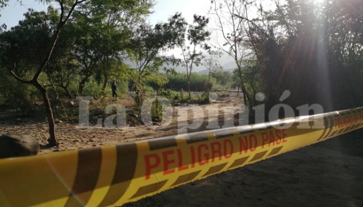 Desde horas de la noche del lunes, los transeúntes informales dieron aviso a la Policía sobre la muerte violenta de un hombre. / Foto: Laura Serrano