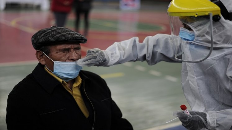 Además de la PCR, existen otras cuatro técnicas para detectar el virus. Foto Jorge Bernal / AFP