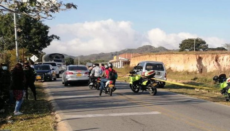 En la vía que conduce hacia el corregimiento de Aguas Claras un hombre perdió la vida al no acatar una orden de pare. / Foto: Cortesía