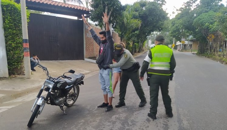 Miembros de la Policía Nacional detuvieron y multaron a los desobedientes. (Foto: Cortesía)