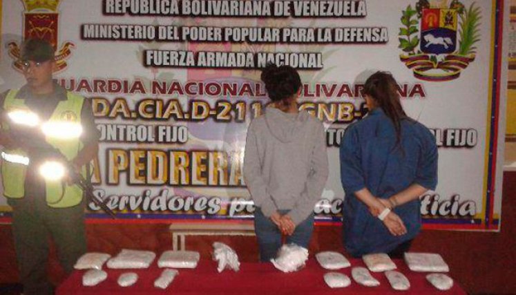 Capturadas, dos mujeres. (Foto de La Nación para La Opinión)