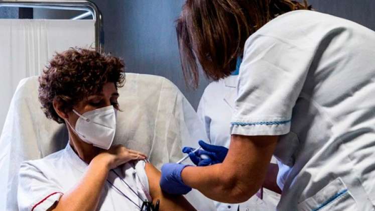 Cada dosis es de 0,3 ml, administradas intramuscularmente y separadas entre sí por 21 días en población de 16 años en adelante.