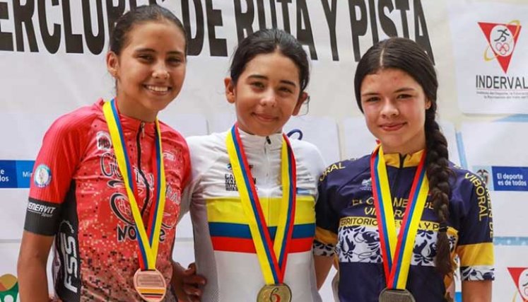 Zulay Durán (primera a la izquierda), ciclista nortesantandereana