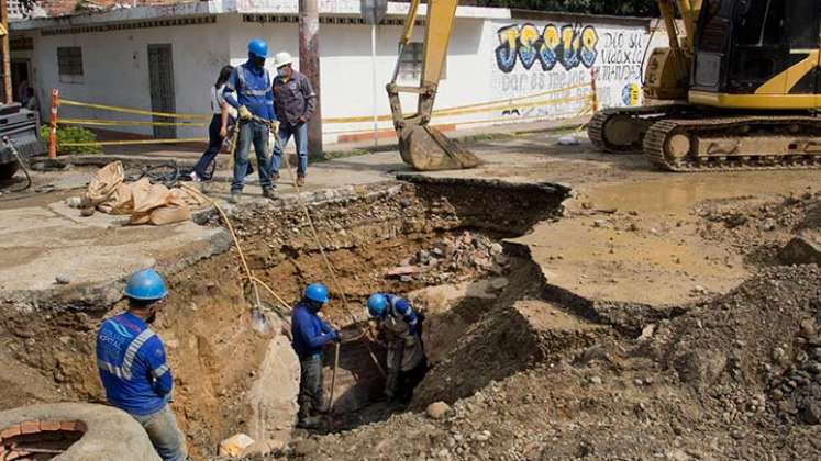 Obreros de Aguas Kpital trabajan a doble jornada para reparar los daños sel alcantarillado en seis tramos a lo largo del Canal Bogotá.