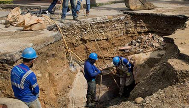 Las lluvias, ell material de arrastre y la gran cantidad de basura que se arroja a diario al canal provocaron el colapso del alcantarillado, según Aguas Kpital. / Foto: La Opinión