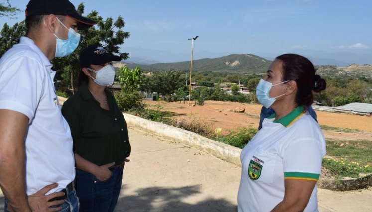 Esta semana funcionarios de la Alcaldía visitaron los barrios a intervenir en la Comuna 9 para conversar con la comunidad y los líderes sobre las obras a ejecutar./ Foto cortesía 