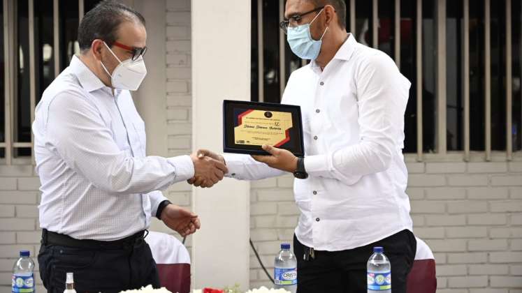 El gobernador Silvano Serrano recibió del director del Centro Tecnológico de Cúcuta, Eduardo Royero, una placa de reconocimiento como fundador y primer director de esa institución educativa. / Foto Cortesía para La Opinión