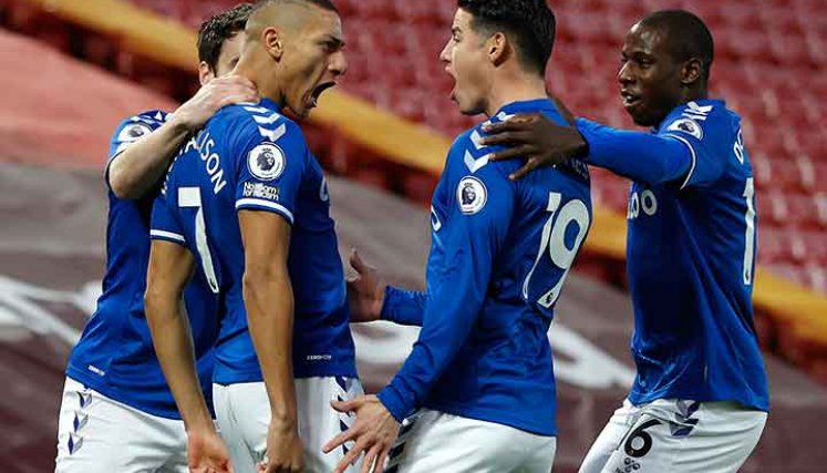 Richarlison y James Rodríguez celebran el primer gol del Everton en la victoria ante Liverpool. AFP
