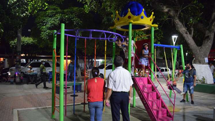 Los niños pueden disfrutar de los juegos en las noches y sus padres se sienten más tranquilos con las luminarias de nueva tecnología. / Foto Cortesía