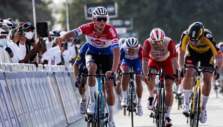 Van der Poel se vistió así con el maillot de líder en su primera participación en la Vuelta a Emiratos Árabes Unidos. / Foto: AFP