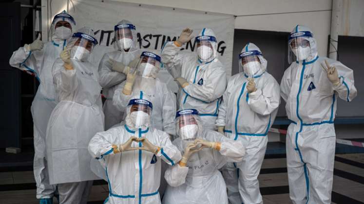 Los médicos y trabajadores de la salud están en primera línea en la lucha contra el coronavirus en el mundo entero.La foto fue tomada en un hospital de Kuala Lumpur. /Foto Afp.