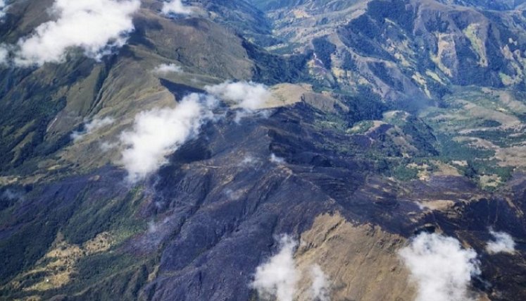 La Fuerza Aérea sobrevoló la zona del incendio, evidenciando que aún existen pequeños puntos calientes activados./ Cortesía/ La Opinión 