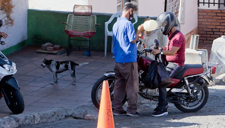 En muchos sectores de Cúcuta se encuentran viejos y nuevos pimpineros, así los márgenes de ganancias no sean tan altos como cuando vendían gasolina de contrabando. / Foto: Luis Alfredo Estévez