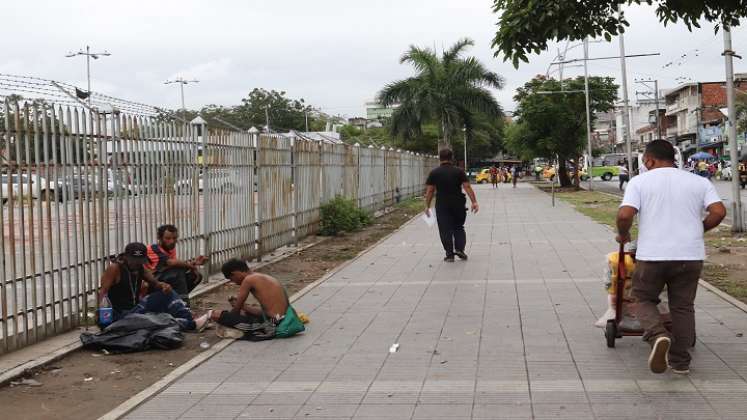 El temor de la comunidad es que el delito migre a otras zonas de la ciudad. La presencia de habitantes de calle es constante por todas partes. Foto: Luis Alfredo Estévez/ La Opinión 