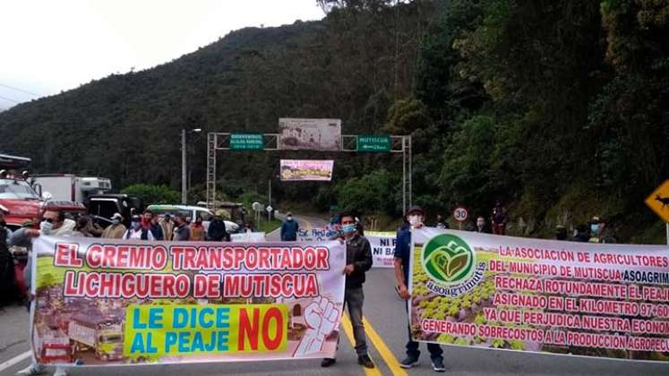 Comunidad, dirigentes políticos y cultivadores salieron a protestar a la vía.