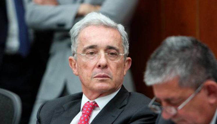 El expresidente Álvaro Uribe asegura que las cifras de la JEP sobre falsos positivos están sesgadas y buscan desacreditar su gobierno. 