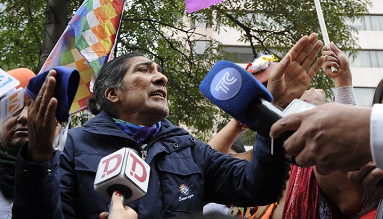  El candidato presidencial ecuatoriano Yaku Pérez habla con la prensa frente al Hotel Swissotel, en Quito.