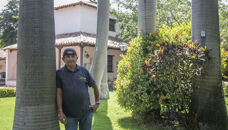 Francisco Suárez cuida de las zonas verdes desde hace más de 25 años.