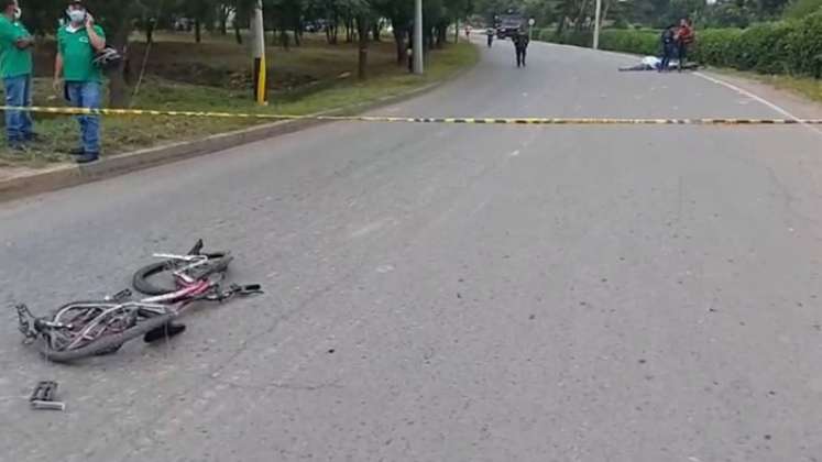 La mujer fue expedida varios metros desde el sitio de la colisión por el fuerte impacto del vehículo pesado.