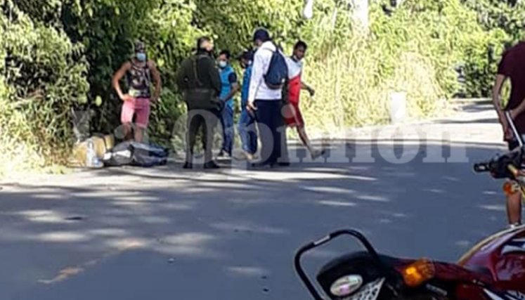 Las autoridades arribaron al lugar del accidente, donde murió Israel Méndez. / Foto: Cortesía