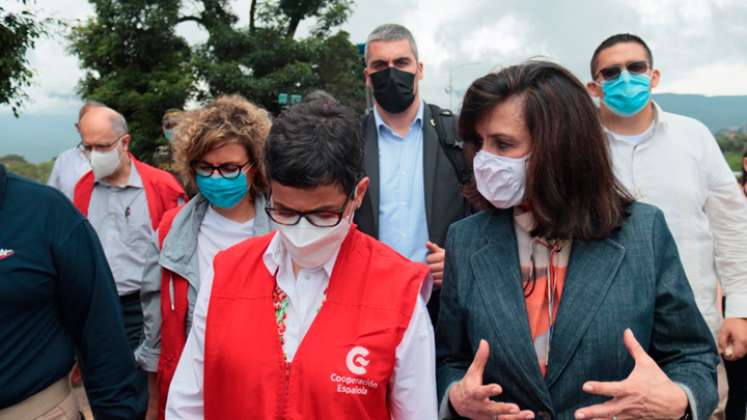 Las cancilleres de España, María Aránzazu González (de chaleco rojo), y de Colombia,  Claudia Blum, consolidaron los lazos de cooperación entre los dos países.