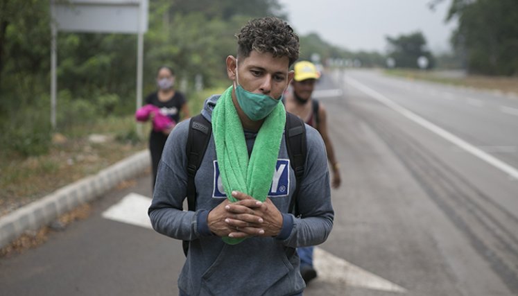 Según las organizaciones de ayuda humanitaria, hay semanas que por las carreteras de Norte de Santander pasan más de mil personas. / Foto: Juan Pablo Cohen