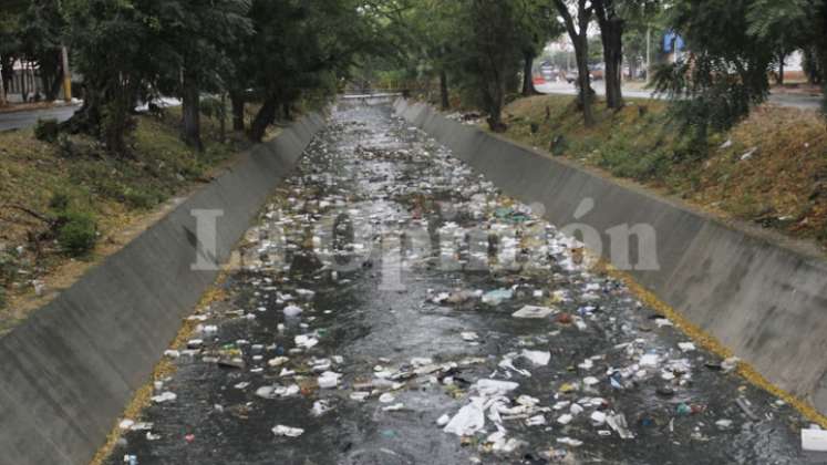 El canal Bogotá tiene 15 kilómetros y atraviesa 25 sectores de las comunas 2 y 5 de Cúcuta. / Foto: Alfredo Estévez