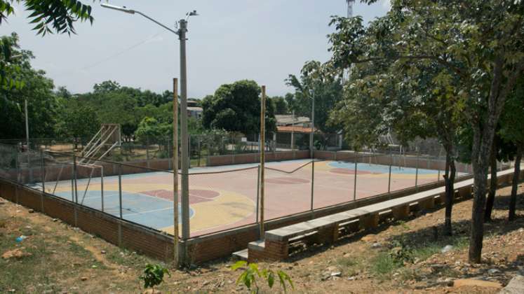 Ante el deterioro de canchas y parques, la comunidad clama a la Alcaldía que se acuerde del barrio. / Foto: Alfredo Estévez