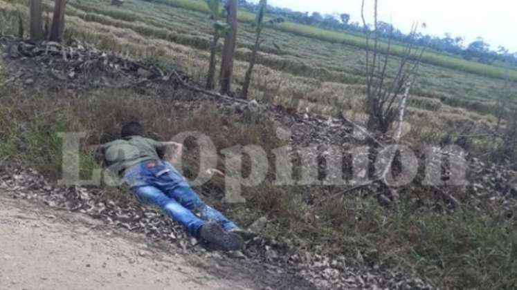 El cadáver de la víctima quedó tendido a un costado de la carretera. / Foto: Cortesía